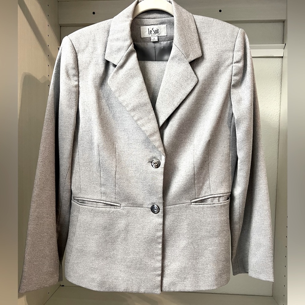 Stylish 2pc suit! Lightweight material and breathable! Great for the boardroom